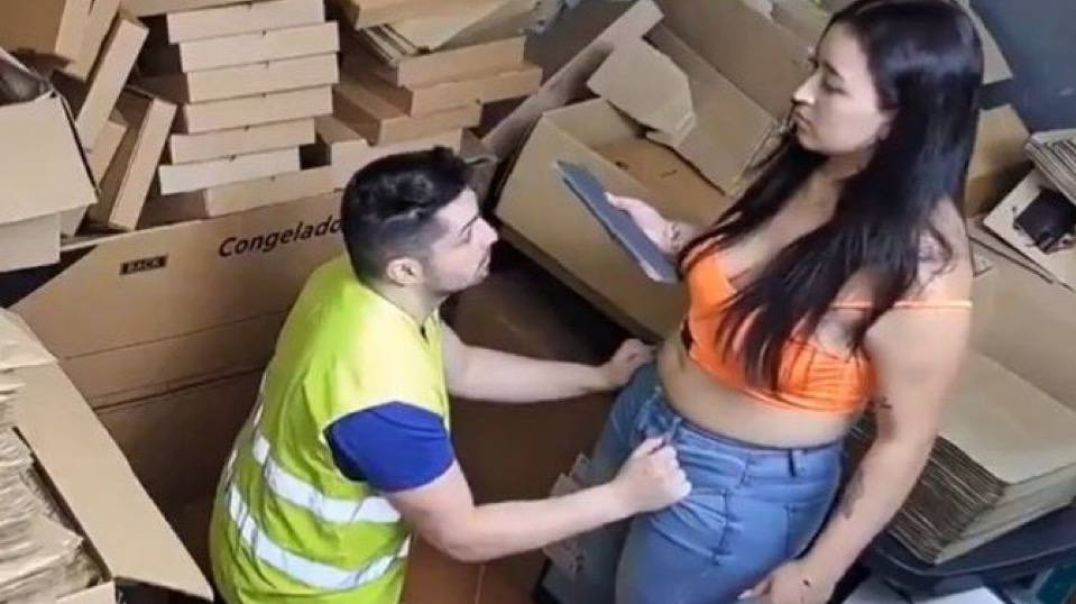 Chamou a amiga do trabalho